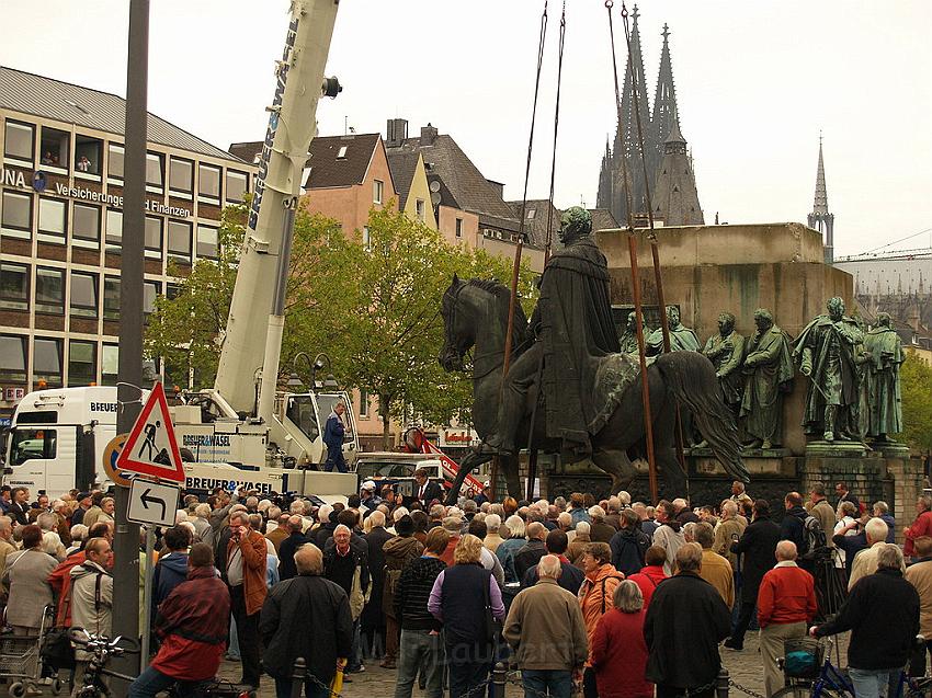 Reiterdenkmal kehrt zurueck auf dem Heumarkt P30.JPG